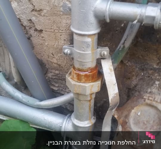 צינור מתכת עם חלודה וחיבורים